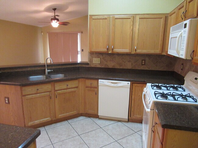 Building Photo - Attractive 4 Bedroom 2 Bath Home in the Tu...