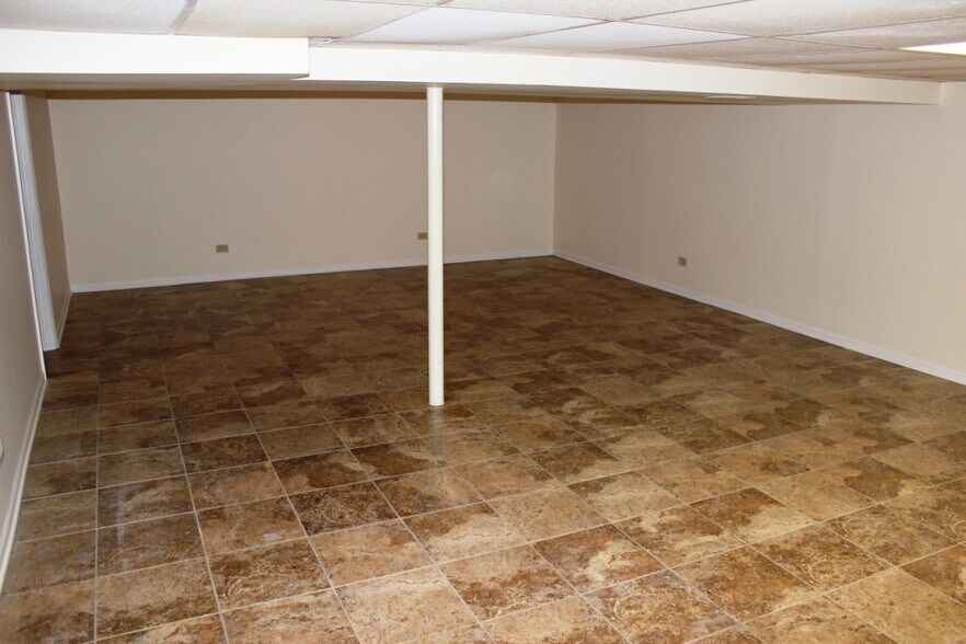 Building Photo - 10S433 Echo Ln