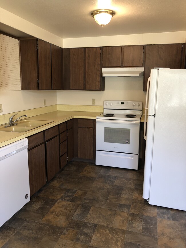 Building Photo - 595 NW Oak Ave