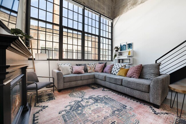 Building Photo - 2 Bedroom 2 Bath Loft Along the Little Mia...
