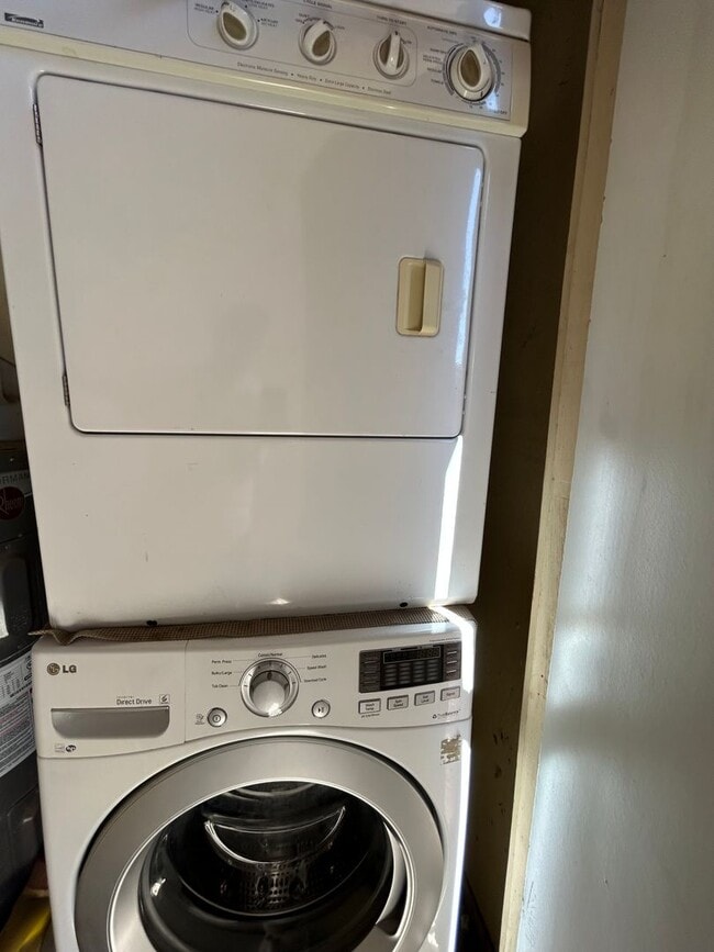 Building Photo - Spacious 1 bedroom/1 bath