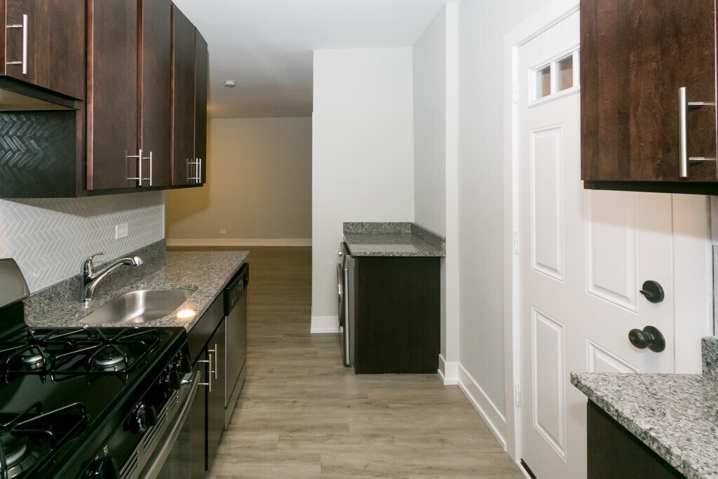 Building Photo - 705 W Brompton Ave