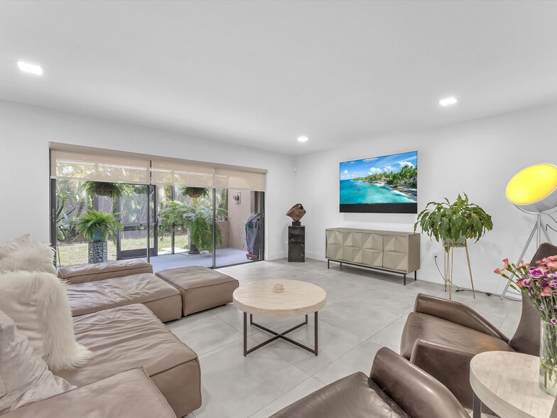 Primary Photo - 4006 Estepona Ave