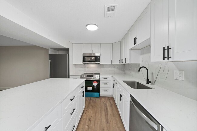 Building Photo - Remodeled 2BD, 1BA Apartment in Berkley with Off-Street Parking Spot