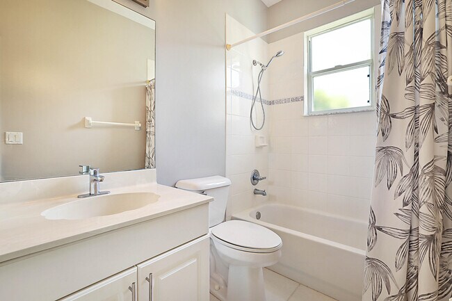 Building Photo - 1422 Fairway Cir
