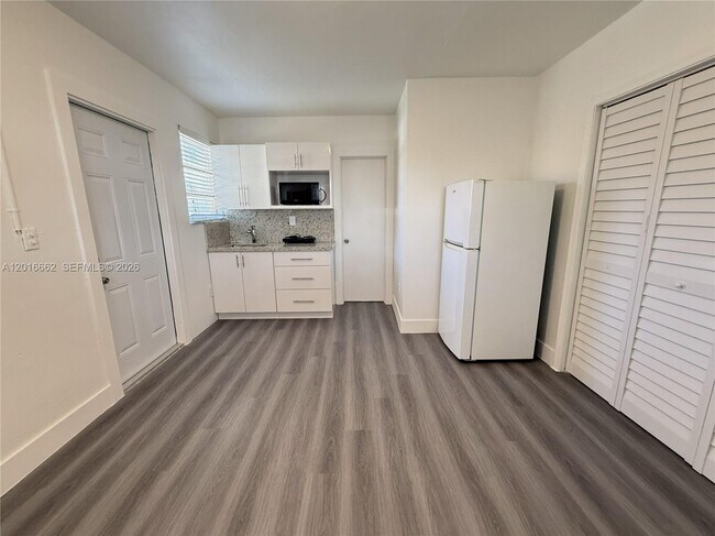 Building Photo - 155 SW 71st Ave