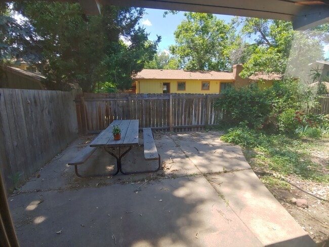 Building Photo - 859 Roxwood Ln