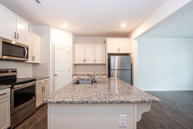 Building Photo - BEAUTIFUL 3 Bedroom Townhome Bonterra Village AVAILABLE NOW