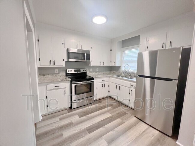 Building Photo - 34 Fleetwood Dr