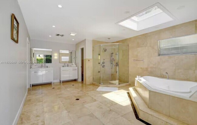 Building Photo - 2080 NE 205th St