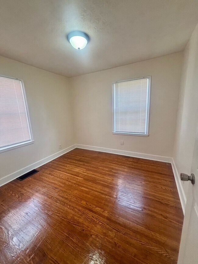 Building Photo - 1305 Larchmont Ave