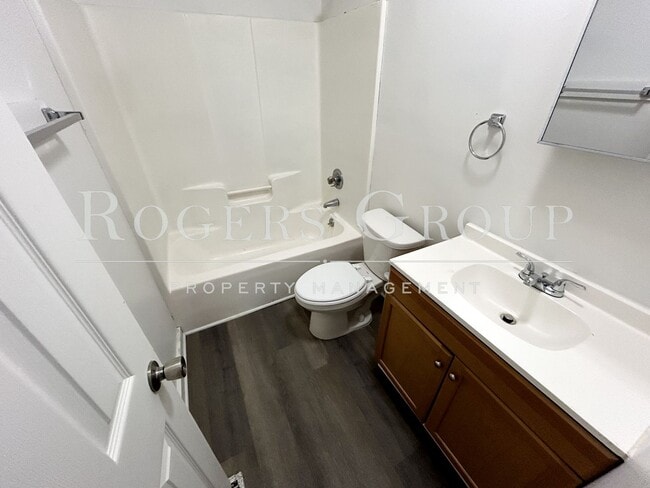 Building Photo - #450 - 232-234 Crozier St Duplex