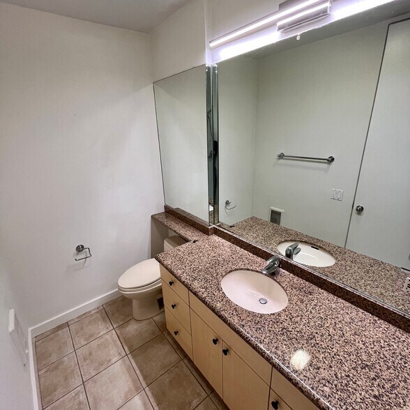 Building Photo - 330 S Barrington Ave