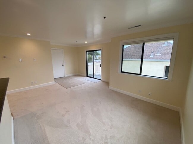 Building Photo - Bright & Stylish Monterey Condo