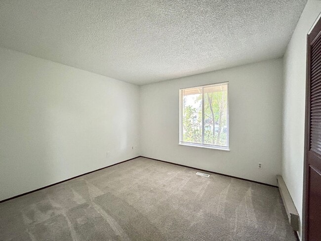 Building Photo - Bright and Open 3 Bed, 1 Bath House!