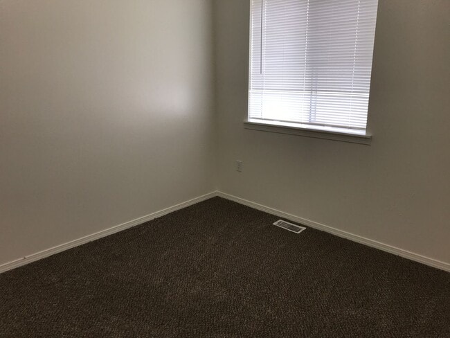 Building Photo - Remodled Duplex