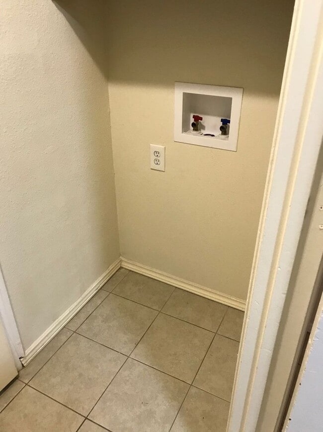 Building Photo - Great 3 Bedroom Home