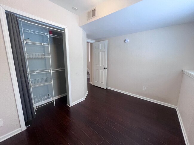 Building Photo - Single Family Home - Three Bedroom Tri-level!