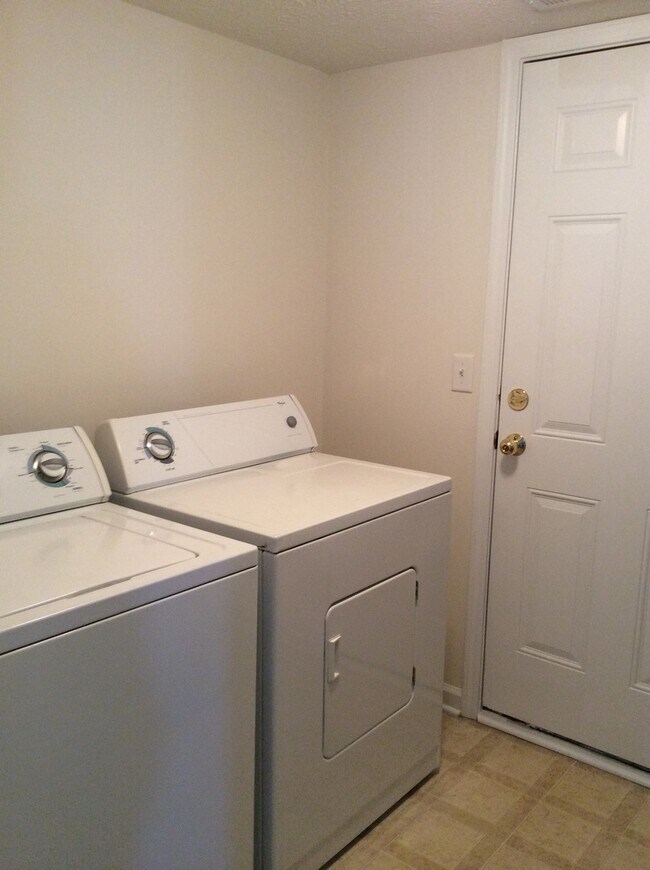 Building Photo - Franklin Twp - 3 BR ranch