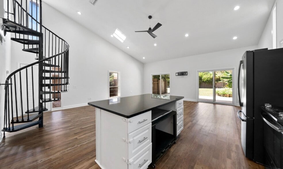 Building Photo - 1016 W 12th St