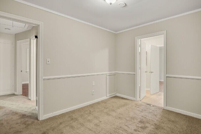 Building Photo - 1710 Westhill Rd