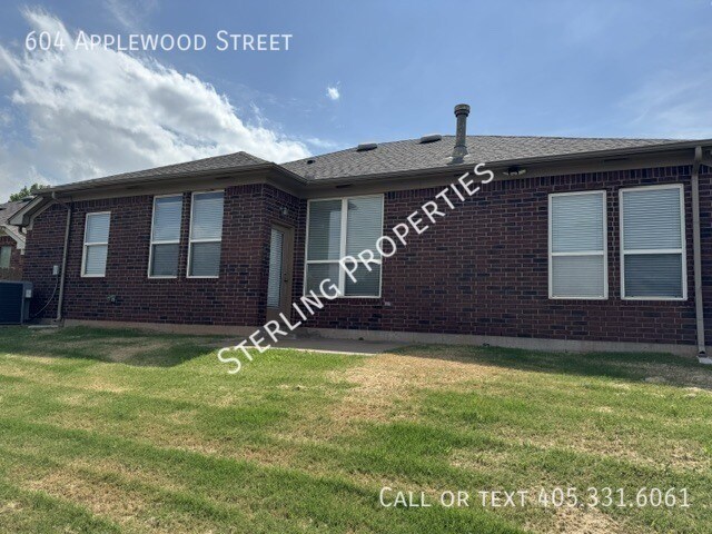 Building Photo - 604 Applewood St