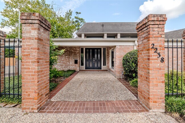 Building Photo - 2224 S Piney Point Rd
