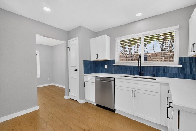 Building Photo - 215 Aspenway Dr