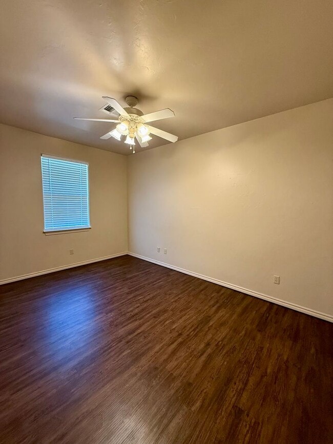 Building Photo - 2520 Thomas Dr