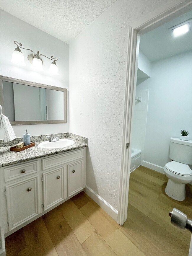 Building Photo - 13716 Hollowgreen Dr