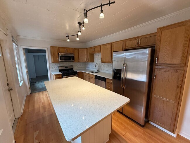 Building Photo - Luxury Home - South Side Flats