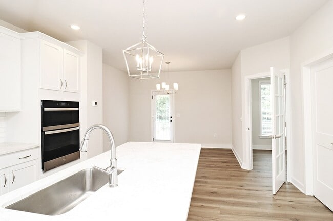 Building Photo - Dog-Friendly Townhouse Just South of Downt...