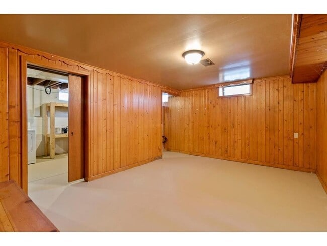 Building Photo - 723 Laurel Ave