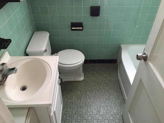 Building Photo - 2 Bedroom, 1 Bathroom Home for Rent in St Pete!