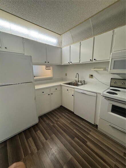 Building Photo - 5300 NE 24th Terrace