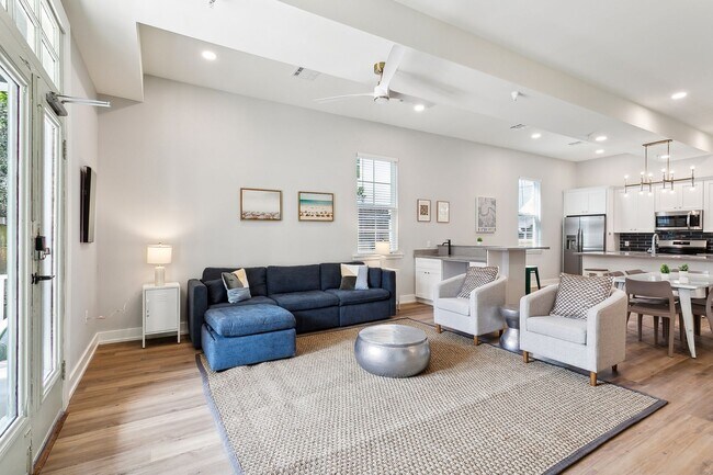 Building Photo - 4 Bed 3 Bath unit featuring a wet bar!!