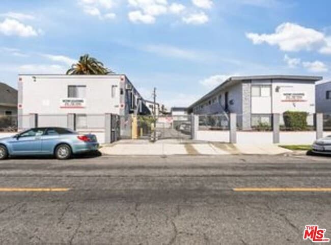 Building Photo - 1133 W 36th Pl