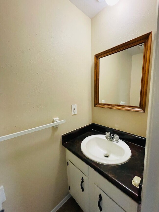Building Photo - 4 Bedroom Town-home Near Downtown Golden A...