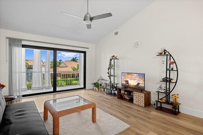 Building Photo - 302 Pinecrest Cir