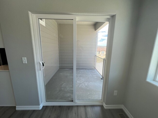 Building Photo - Immaculate Townhome Close to Woodmen and P...