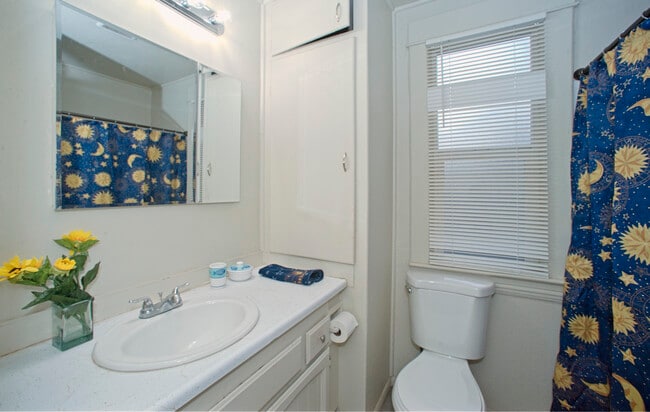 Building Photo - 102 S Perry St