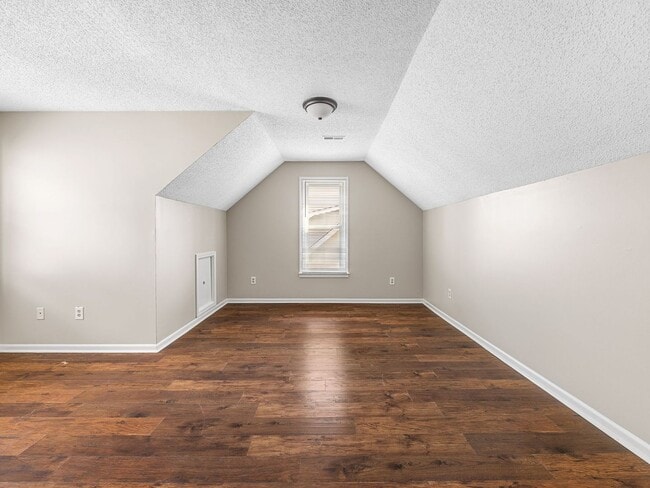 Building Photo - Cozy 3 Bedroom, 2.5 Bath Home with 2 Car G...