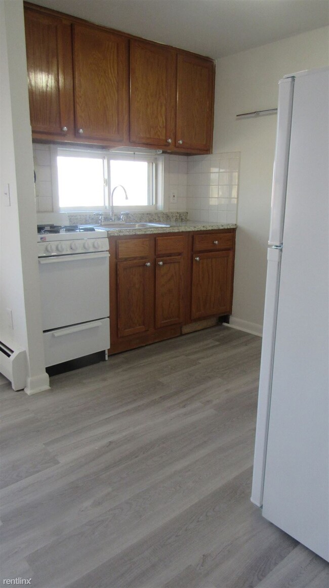 Building Photo - 1 br, 1 bath  - 353 Main St