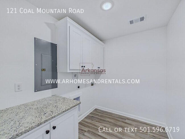 Building Photo - 209 Round Mountain Rd