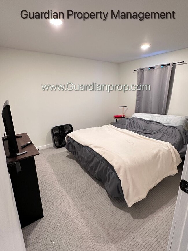 Building Photo - St Louis Park Single Family Home, Large Yard, 1 Car Garage, 3 Season Porch, W/D