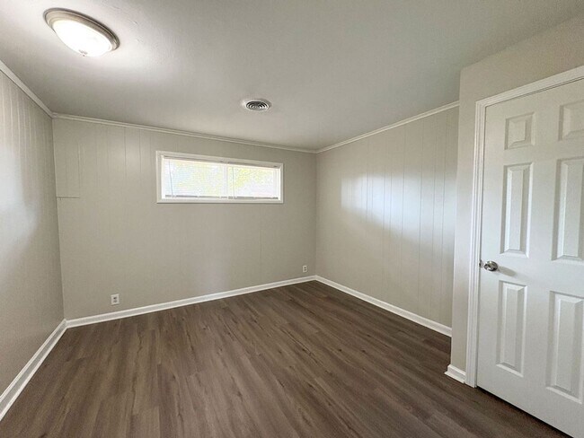 Building Photo - 4 bedroom, 2 bathroom house near Perkins and Willow / Colonial Acres area of Memphis