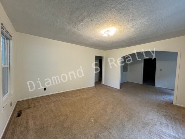 Building Photo - Charming 3 Bedroom Home Available Now - Cl...