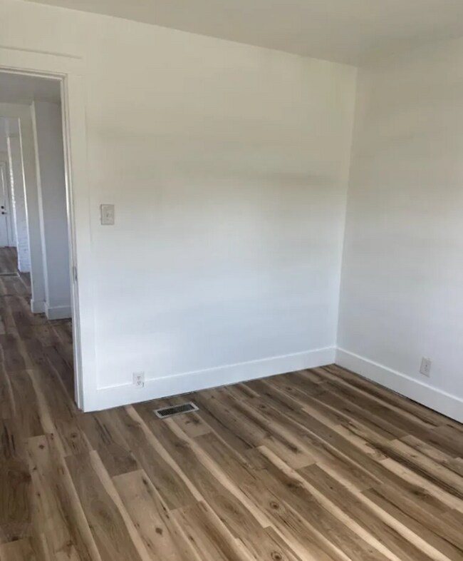 Building Photo - Spacious One Bedroom Duplex located near S...