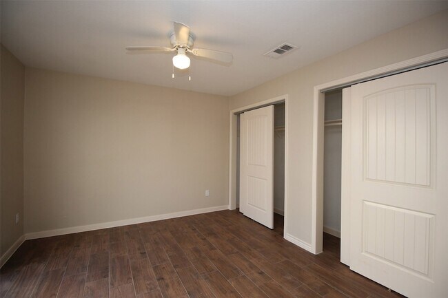 Building Photo - 13 Hideaway Dr