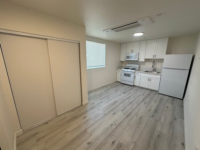 Building Photo - 1120 E 25th St